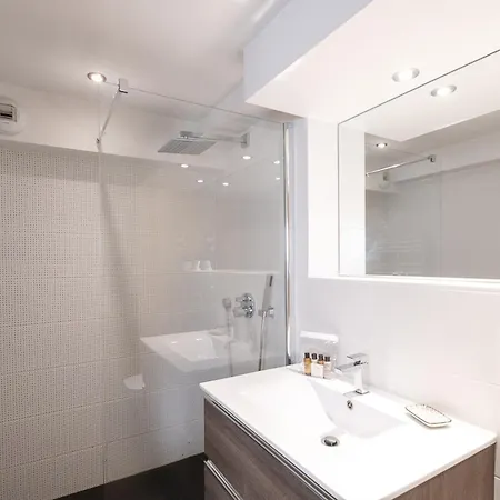 Appartement Chic Avec Sauna Et Parking Au Centre De - Fr-1-343-190